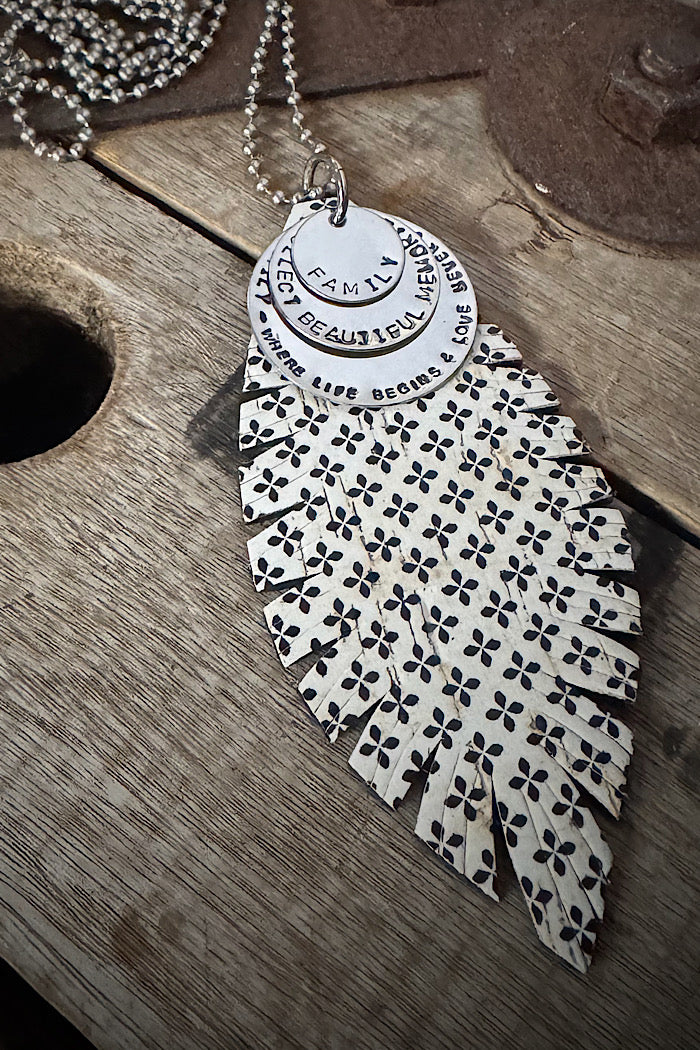 MICKELLOO FEATHER & CHARMS NECKLACE  - CLOVER