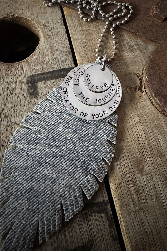 MICKELLOO FEATHER & CHARMS NECKLACE  - DENIM LINEN