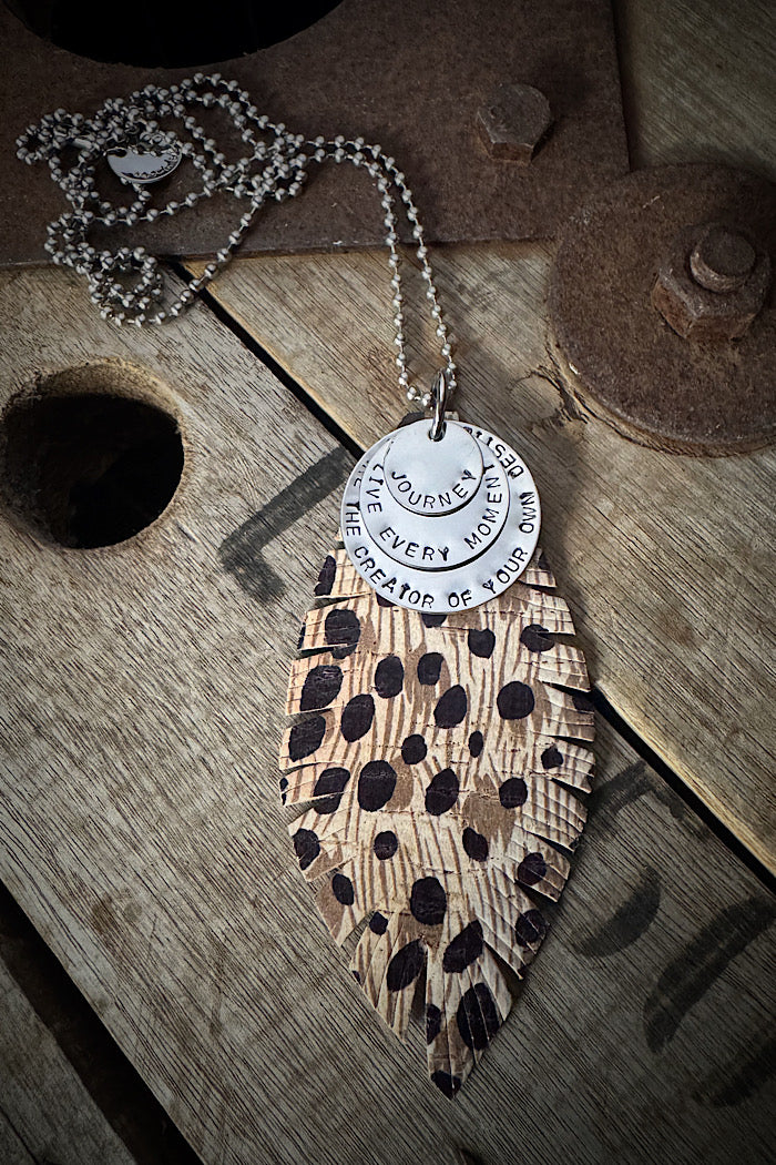 MICKELLOO FEATHER & CHARMS NECKLACE  - JUNGLE SAFARI