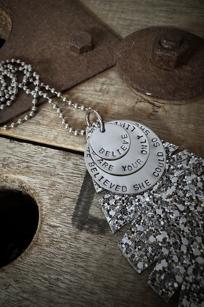 MICKELLOO FEATHER & CHARMS NECKLACE  - SILVER SPARKLE