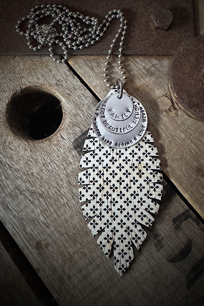 MICKELLOO FEATHER & CHARMS NECKLACE  - CLOVER