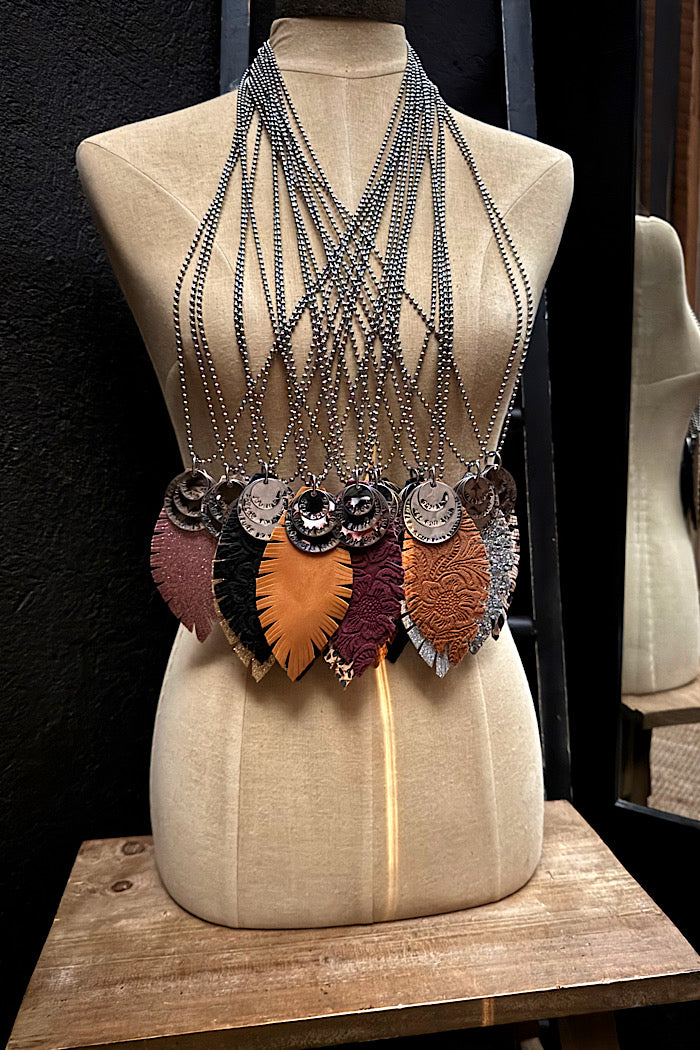 MICKELLOO FEATHER & CHARMS NECKLACE  - MAPLE HIDE