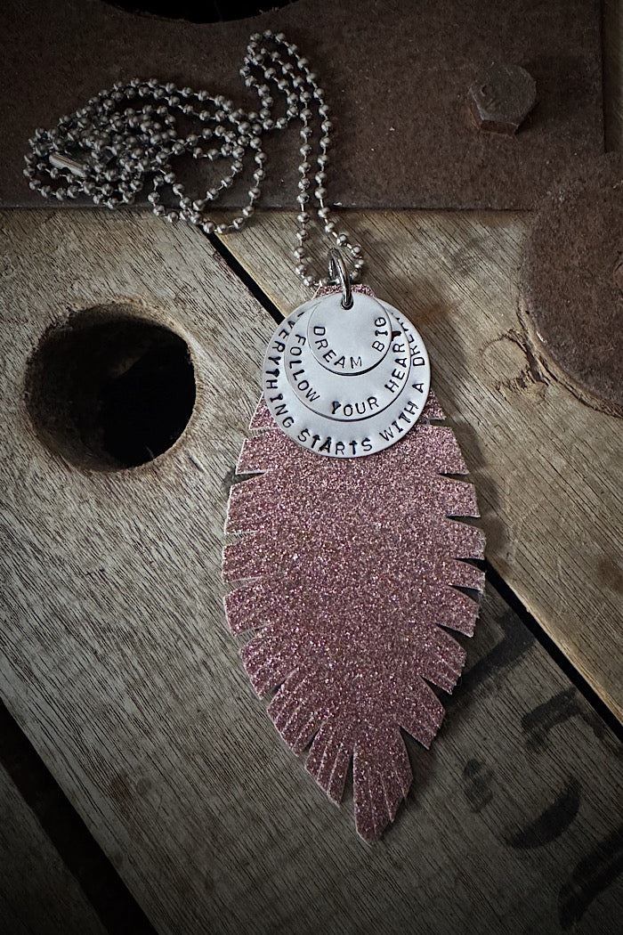 MICKELLOO FEATHER & CHARMS NECKLACE  - FINE BLUSH SHIMMER
