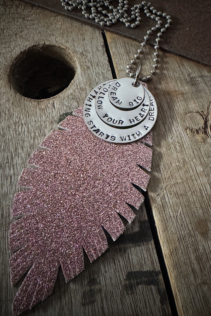 MICKELLOO FEATHER & CHARMS NECKLACE  - FINE BLUSH SHIMMER