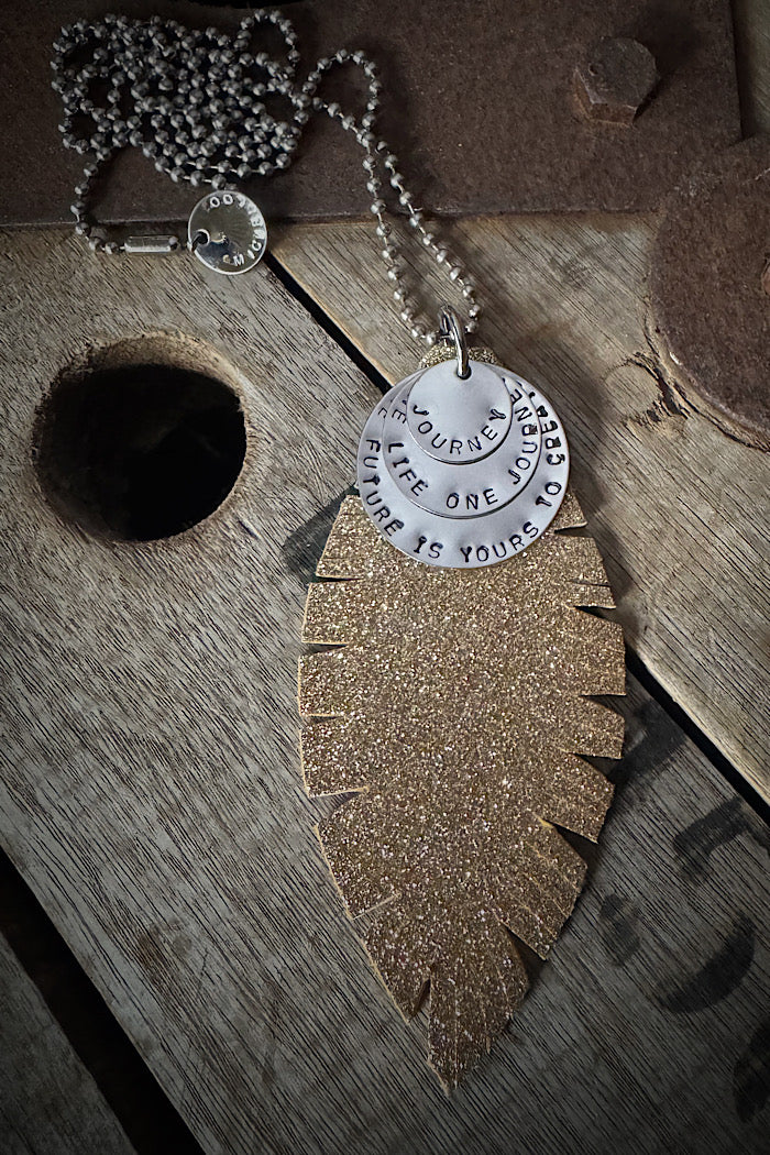 MICKELLOO FEATHER & CHARMS NECKLACE  - FINE GOLD SHIMMER