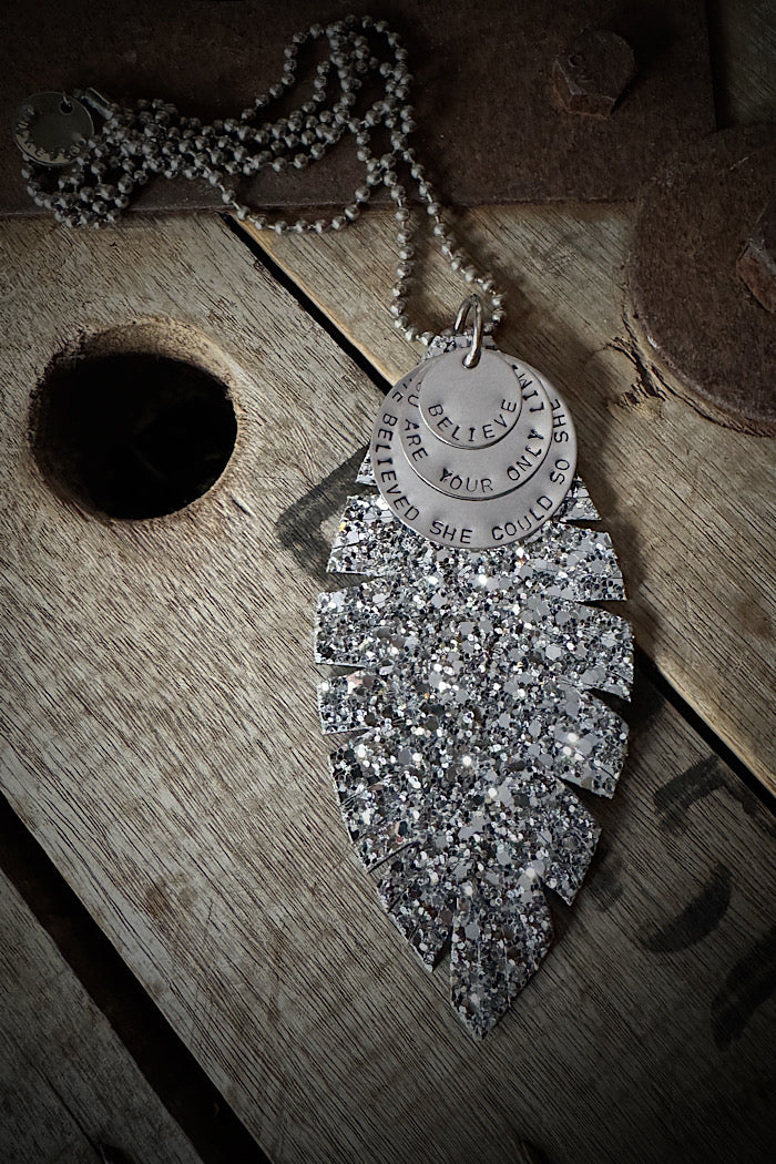 MICKELLOO FEATHER & CHARMS NECKLACE  - SILVER SPARKLE
