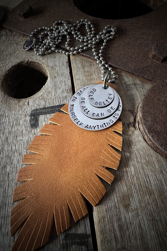 MICKELLOO FEATHER & CHARMS NECKLACE  - MAPLE HIDE