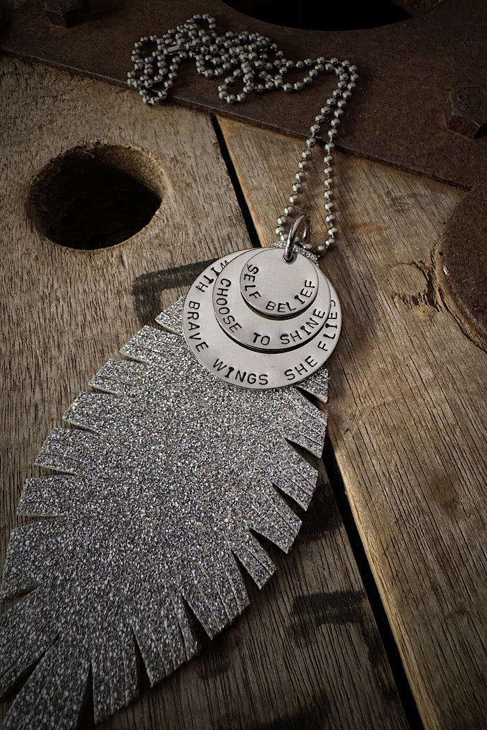 MICKELLOO FEATHER & CHARMS NECKLACE  - FINE SILVER SHIMMER