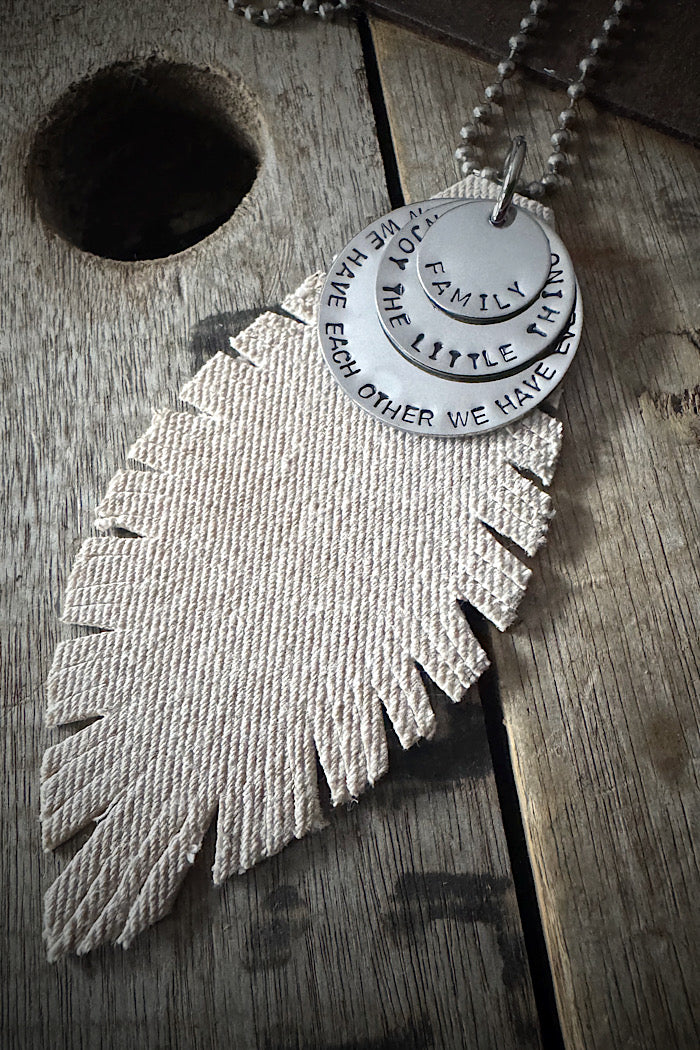 MICKELLOO FEATHER & CHARMS NECKLACE  - NATURAL LINEN