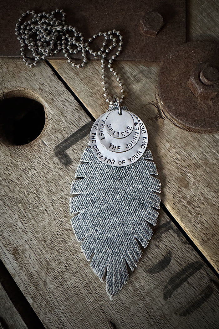 MICKELLOO FEATHER & CHARMS NECKLACE  - DENIM LINEN