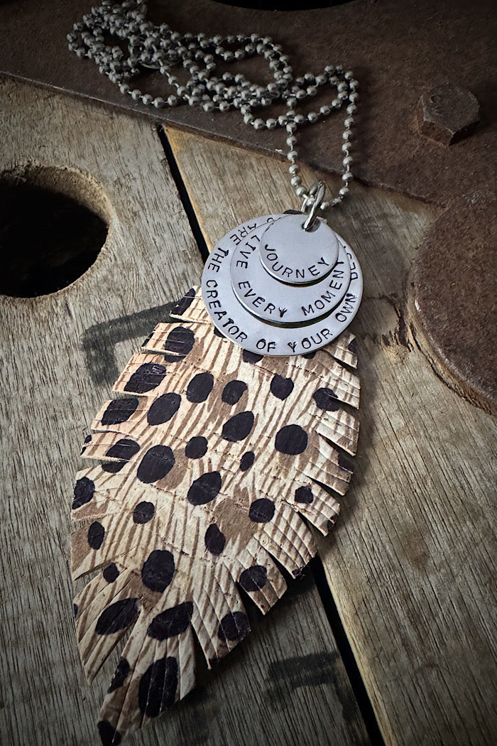 MICKELLOO FEATHER & CHARMS NECKLACE  - JUNGLE SAFARI