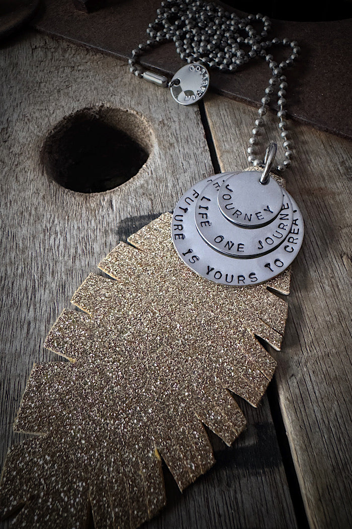 MICKELLOO FEATHER & CHARMS NECKLACE  - FINE GOLD SHIMMER