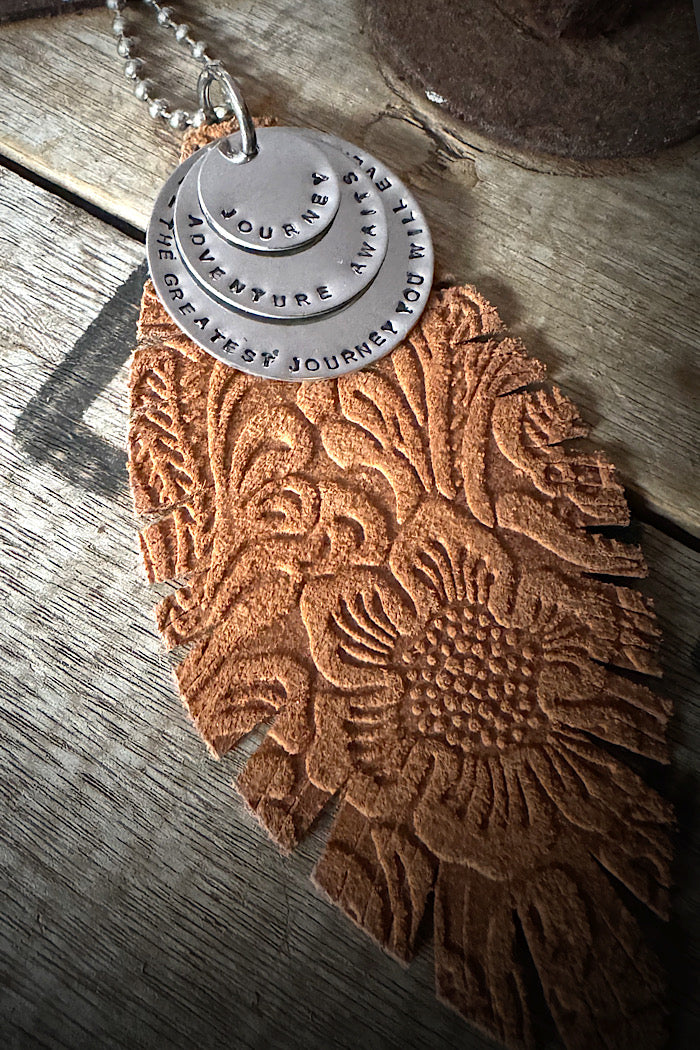 MICKELLOO FEATHER & CHARMS NECKLACE  - TAN EMBOSSED FLORAL - JOURNEY