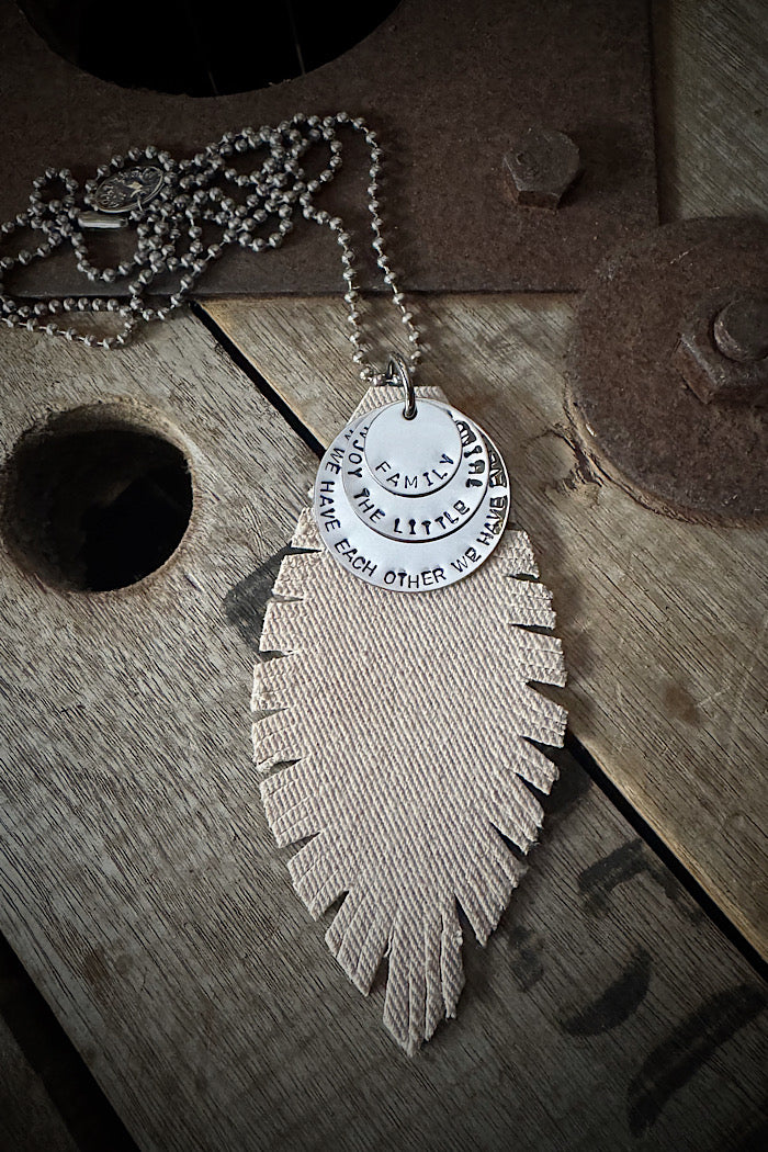 MICKELLOO FEATHER & CHARMS NECKLACE  - NATURAL LINEN
