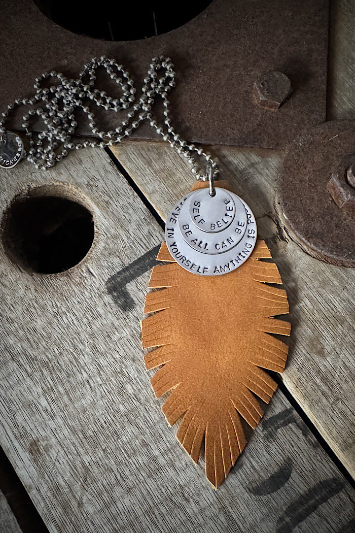 MICKELLOO FEATHER & CHARMS NECKLACE  - MAPLE HIDE