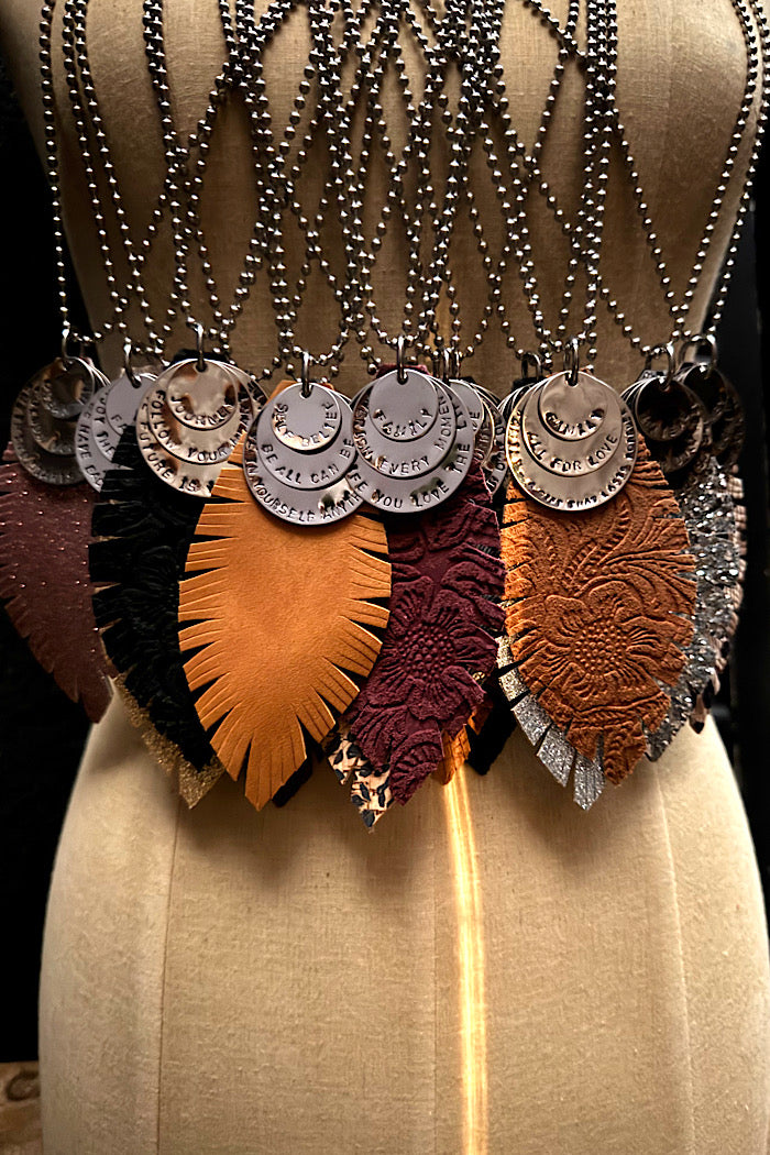 MICKELLOO FEATHER & CHARMS NECKLACE  - MAPLE HIDE