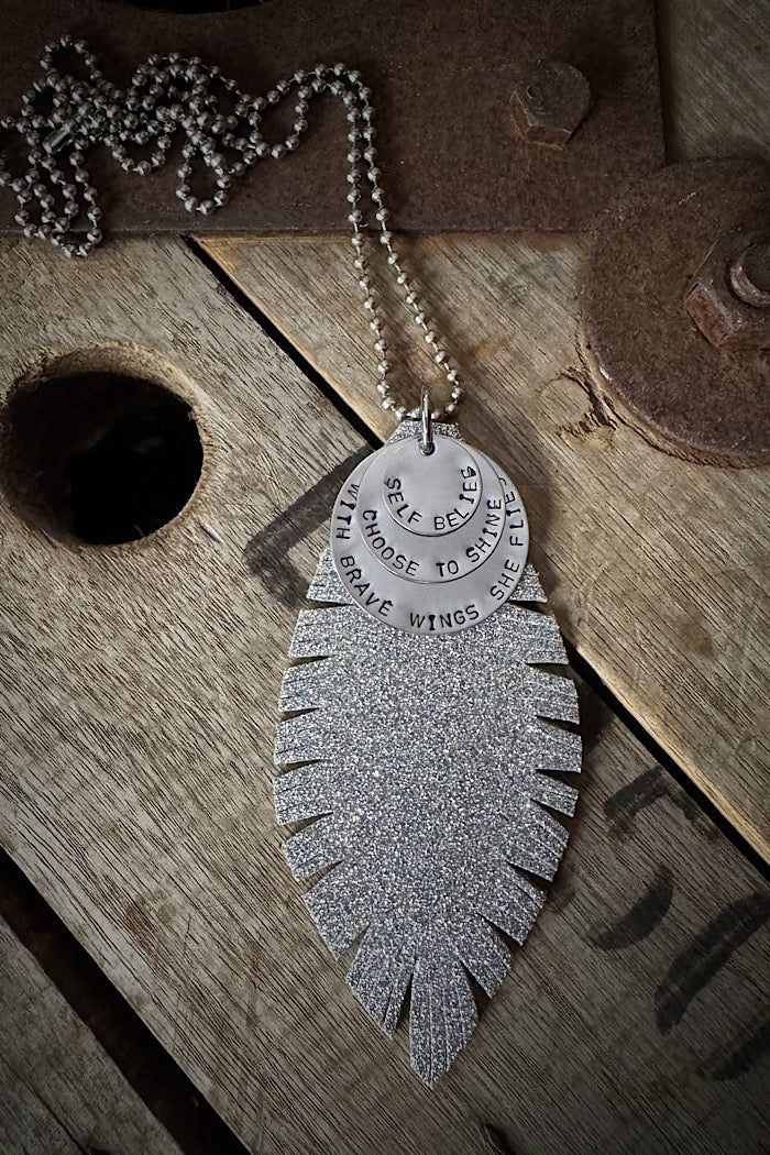 MICKELLOO FEATHER & CHARMS NECKLACE  - FINE SILVER SHIMMER