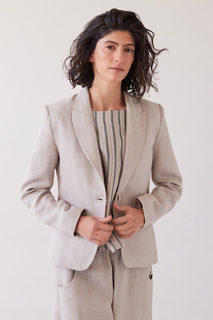 EVA’S SUNDAY BROOKLYN FITTED BLAZER - STONE