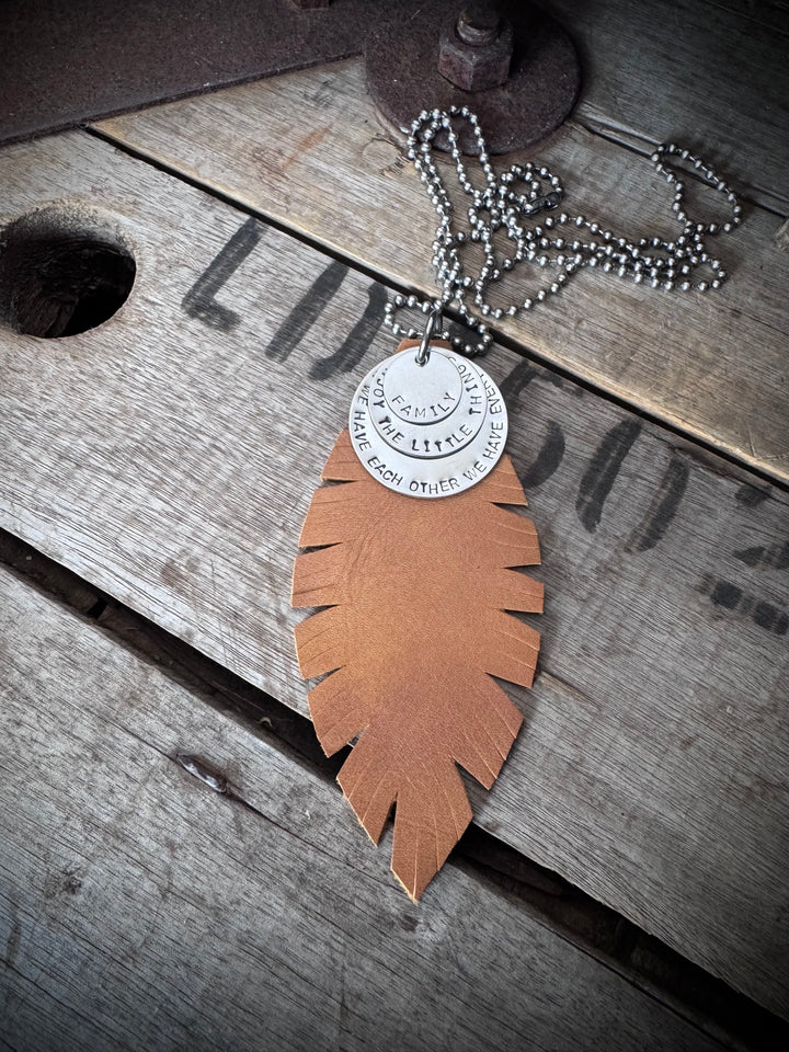 MICKELLOO FEATHER & CHARMS NECKLACE  - TAN - FAMILY