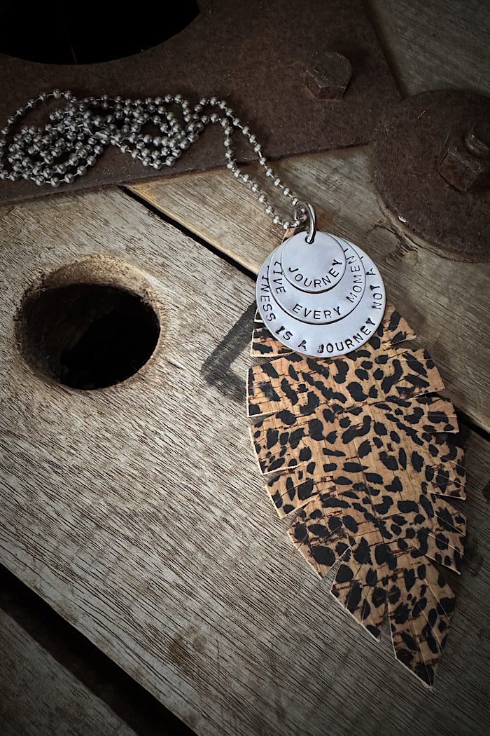 MICKELLOO FEATHER & CHARMS NECKLACE  - ANIMAL