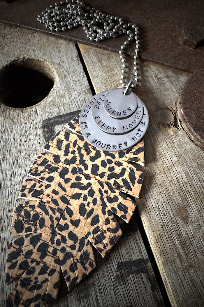 MICKELLOO FEATHER & CHARMS NECKLACE  - ANIMAL