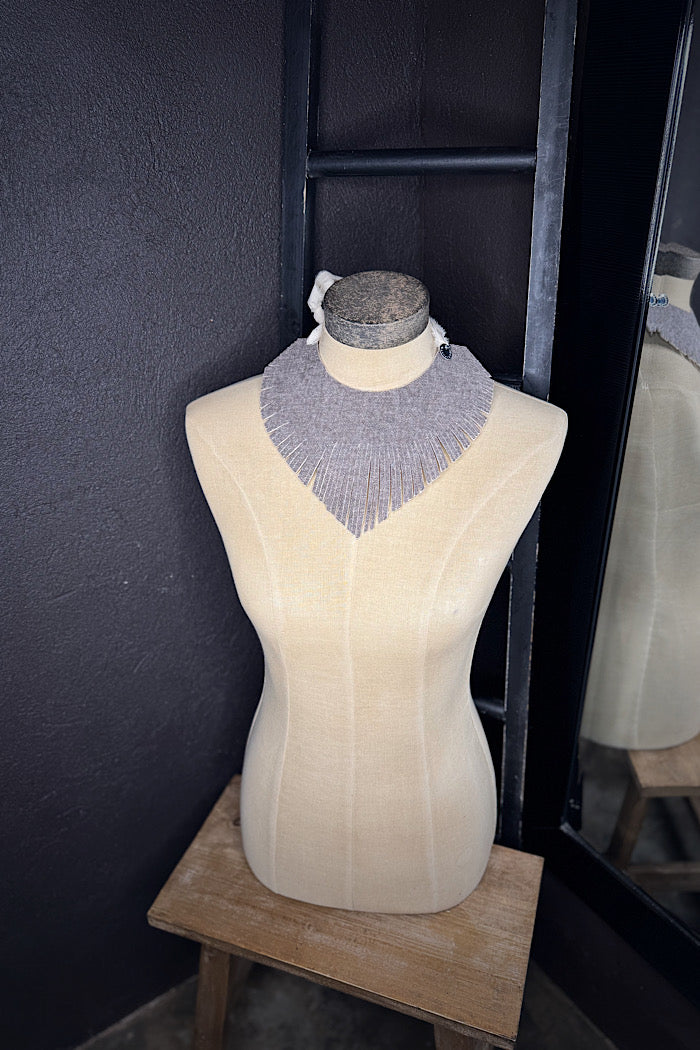 MICKELLOO “WAGTAIL” NECKLACE - MOCHA LINEN