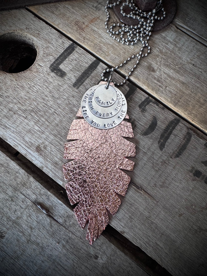 MICKELLOO FEATHER & CHARMS NECKLACE  - METALLIC  ROSE GOLD - FAMILY