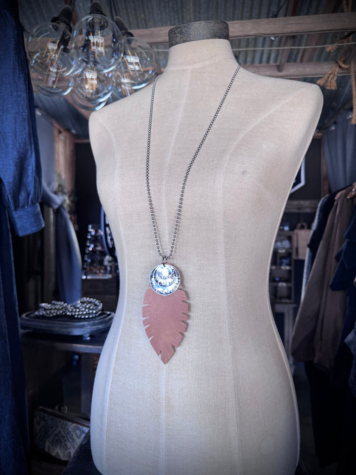 MICKELLOO FEATHER & CHARMS NECKLACE  - TAN - BELIEVE