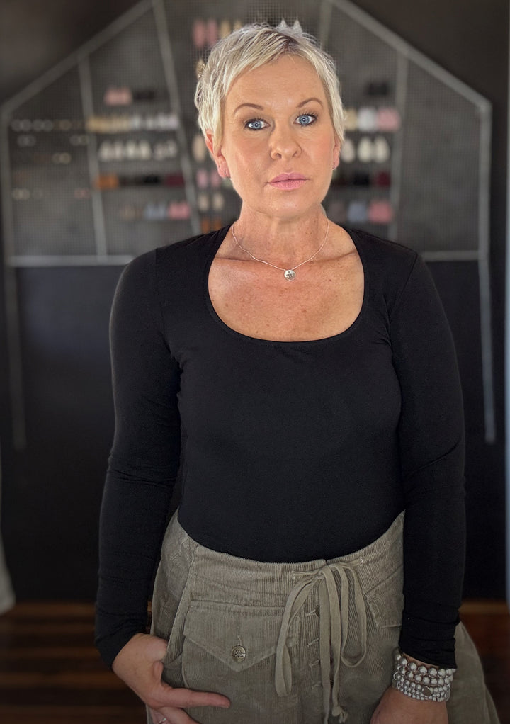 NARIA SCOOP NECK TOP - ONYX