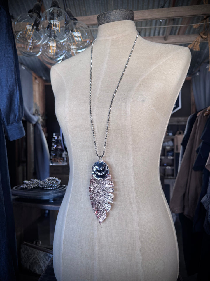 MICKELLOO FEATHER & CHARMS NECKLACE  - METALLIC  ROSE GOLD - FAMILY