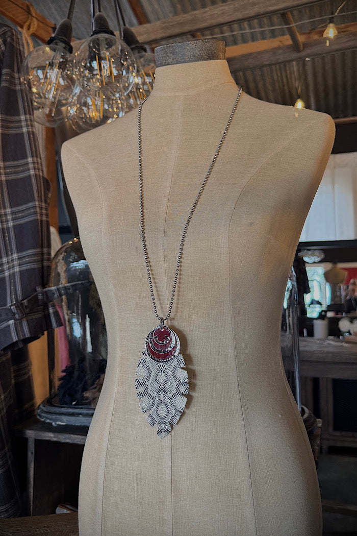 MICKELLOO FEATHER & CHARMS NECKLACE  - SNAKE - DREAM BIG