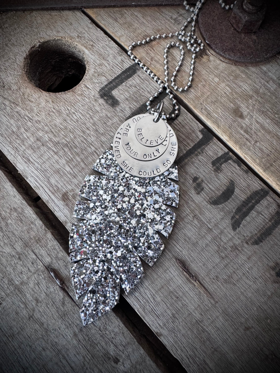 MICKELLOO FEATHER & CHARMS NECKLACE  - SILVER SPARKLE