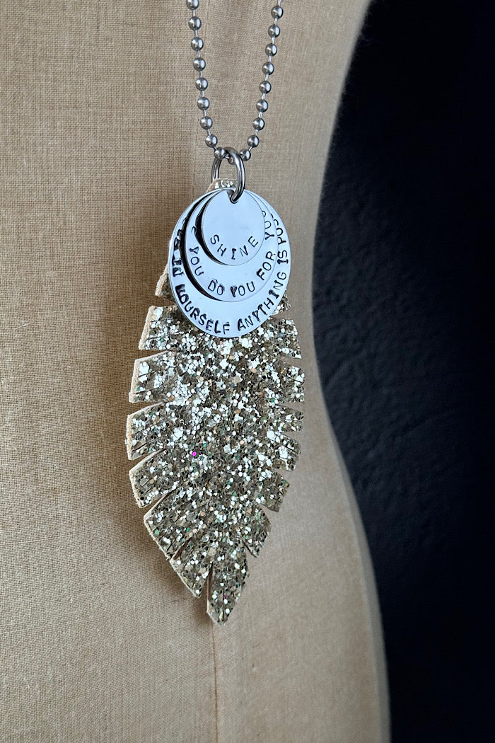 MICKELLOO FEATHER & CHARMS NECKLACE  - CHUNKY GOLD GLITTER