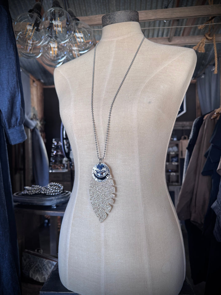 MICKELLOO FEATHER & CHARMS NECKLACE  - FINE GOLD SHIMMER