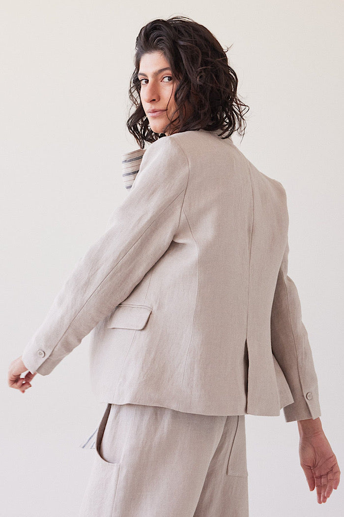 EVA’S SUNDAY BROOKLYN FITTED BLAZER - STONE