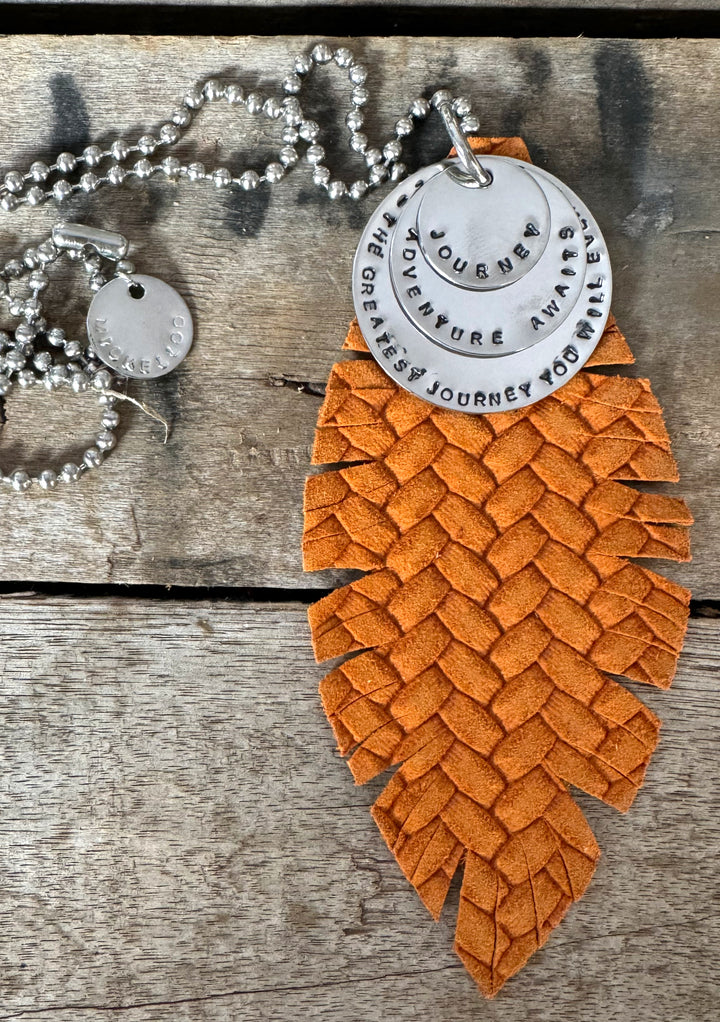 MICKELLOO FEATHER & CHARMS NECKLACE  - RUST HERRINGBONE