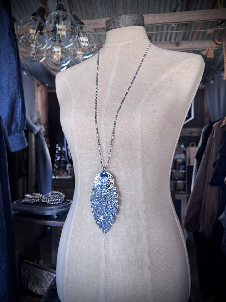 MICKELLOO FEATHER & CHARMS NECKLACE  - SILVER SPARKLE