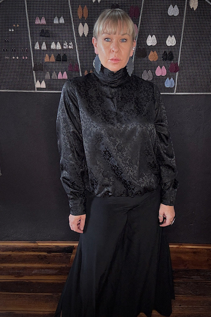 M.A. DAINTY JAMIE LONGSLEEVED TOP - BLACK