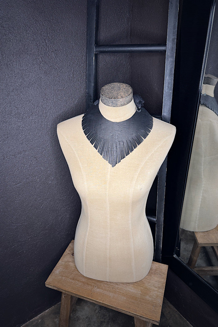 MICKELLOO “WAGTAIL” NECKLACE - CLASSIC BLACK