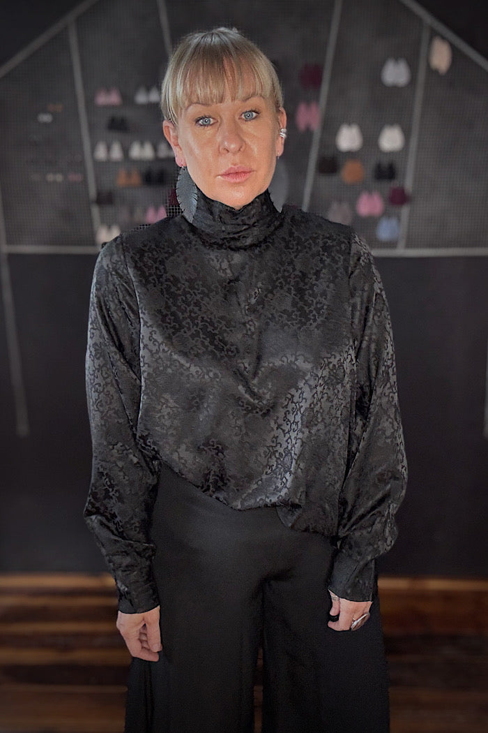 M.A. DAINTY JAMIE LONGSLEEVED TOP - BLACK