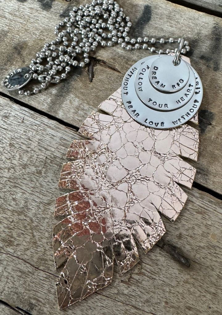 MICKELLOO FEATHER & CHARMS NECKLACE  - REPTILE ROSE GOLD