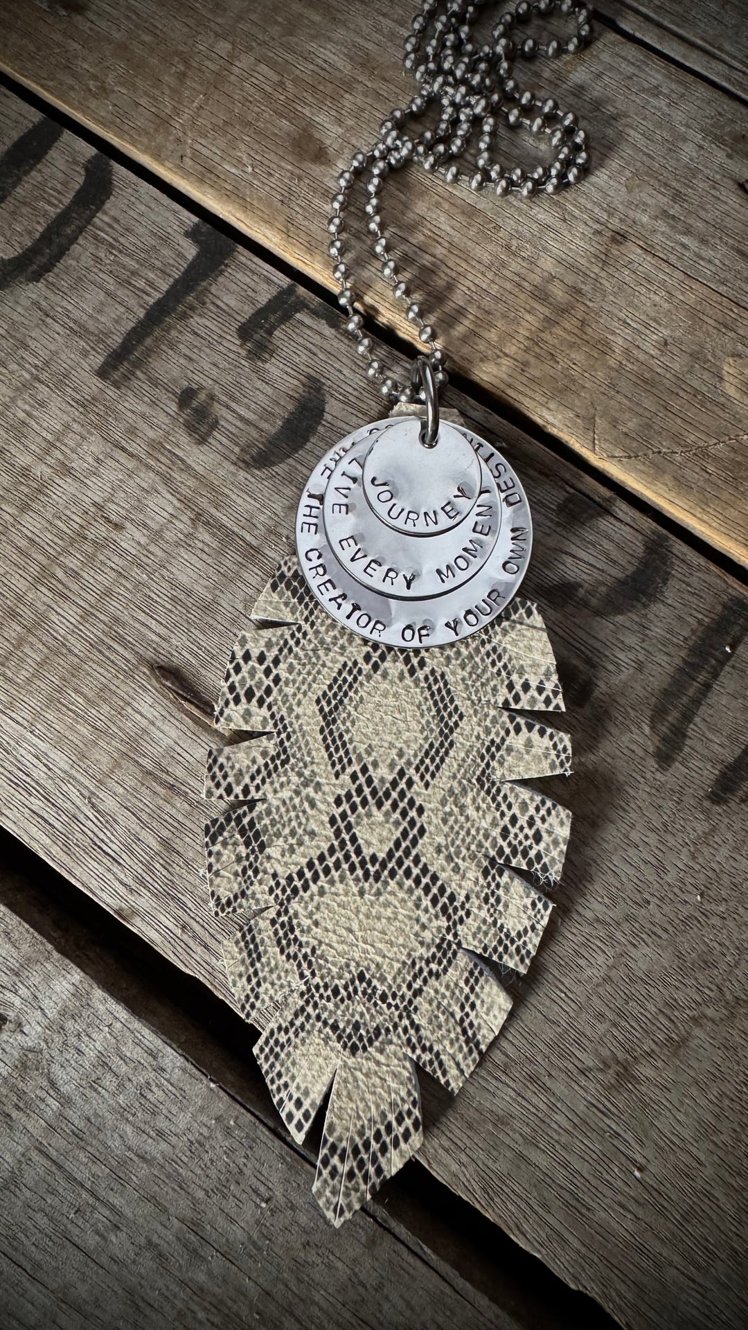 MICKELLOO FEATHER & CHARMS NECKLACE  - SNAKE - JOURNEY