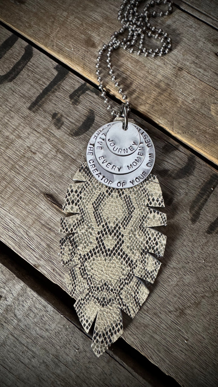 MICKELLOO FEATHER & CHARMS NECKLACE  - SNAKE - JOURNEY
