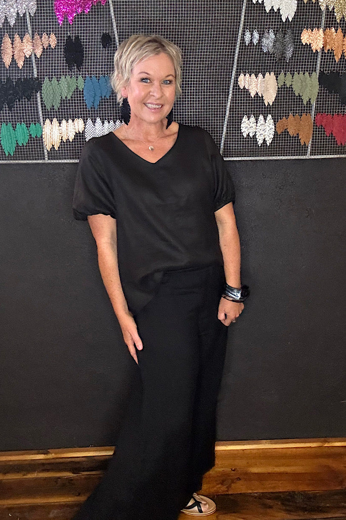 V NECK BISHOP SLEEVE TOP - BLACK