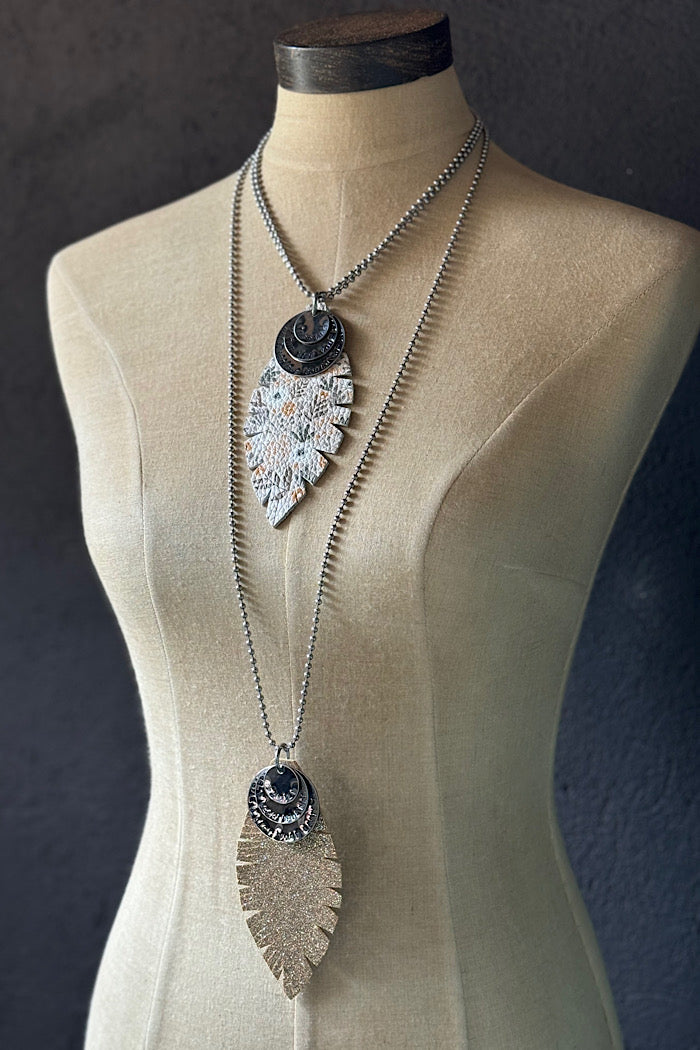 MICKELLOO FEATHER & CHARMS NECKLACE  - EMBOSSED BLACK FLORAL