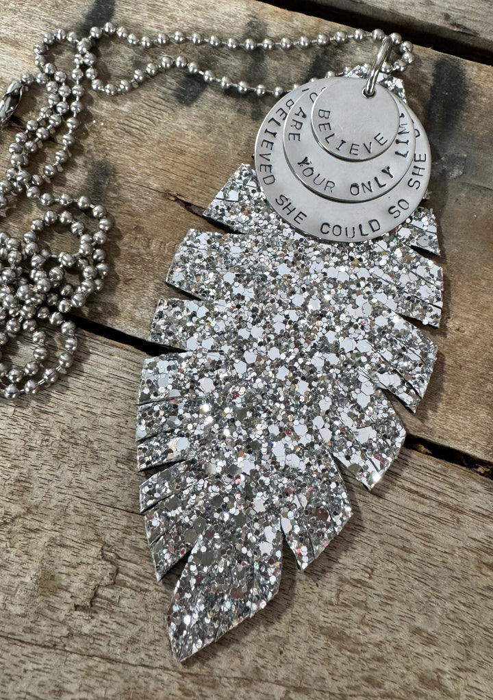 MICKELLOO FEATHER & CHARMS NECKLACE  - CHUNKY SILVER GLITTER