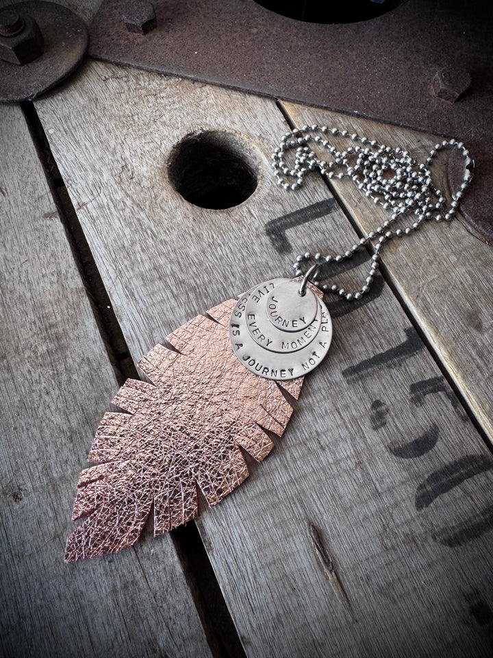 MICKELLOO FEATHER & CHARMS NECKLACE  - METALLIC  ROSE GOLD - JOURNEY