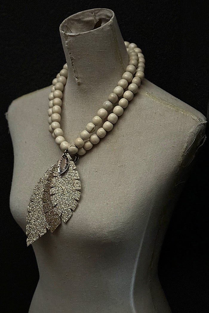MICKELLOO TRIPLE FEATHER BEADED NECKLACE - FINE GOLD GLITTER
