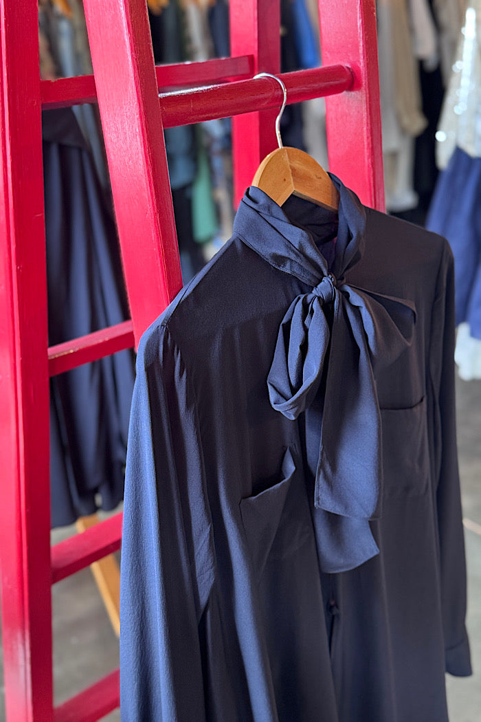 M.A. DAINTY - RAFFLES SILK BLOUSE - DARK NAVY