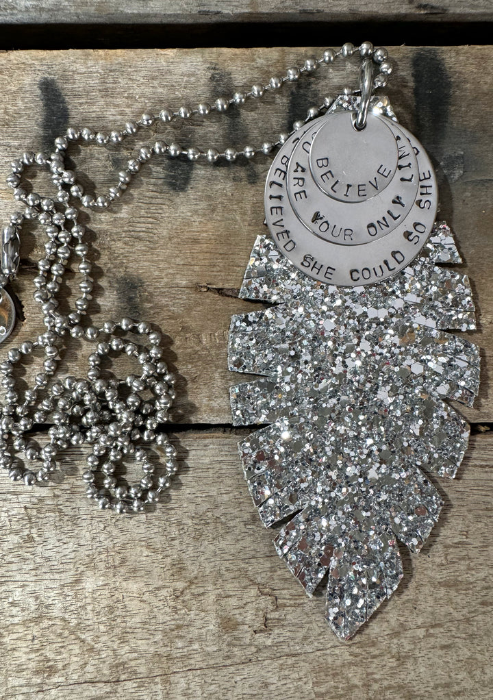 MICKELLOO FEATHER & CHARMS NECKLACE  - CHUNKY SILVER GLITTER